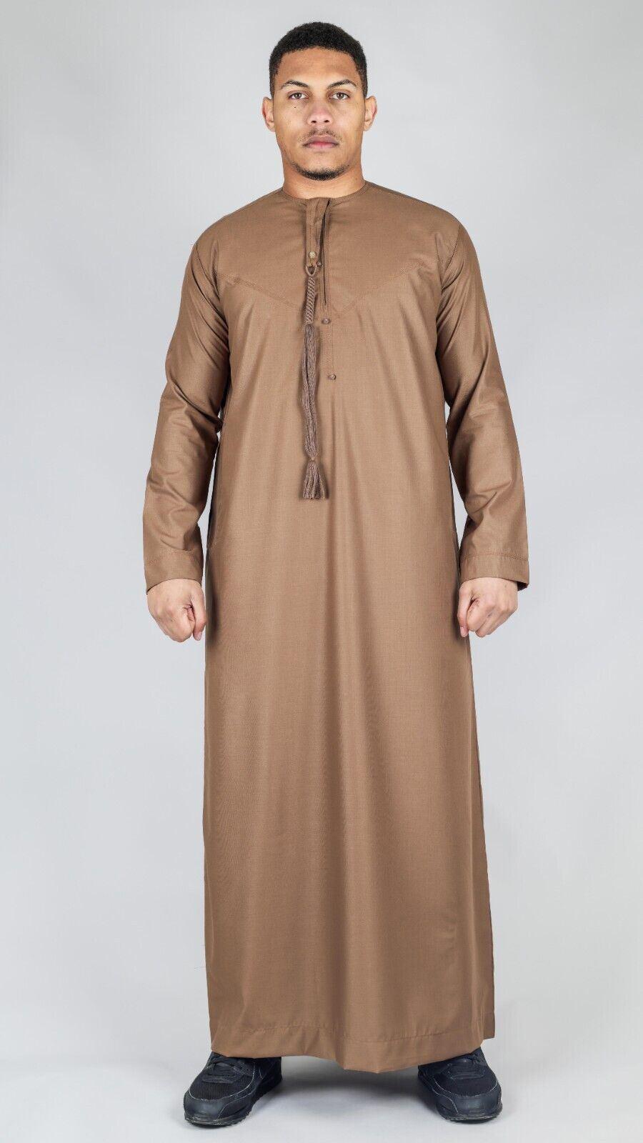 Braune Thobe Emirati islamische Jubba-Robe für Eid-Quasten, reguläre Passform