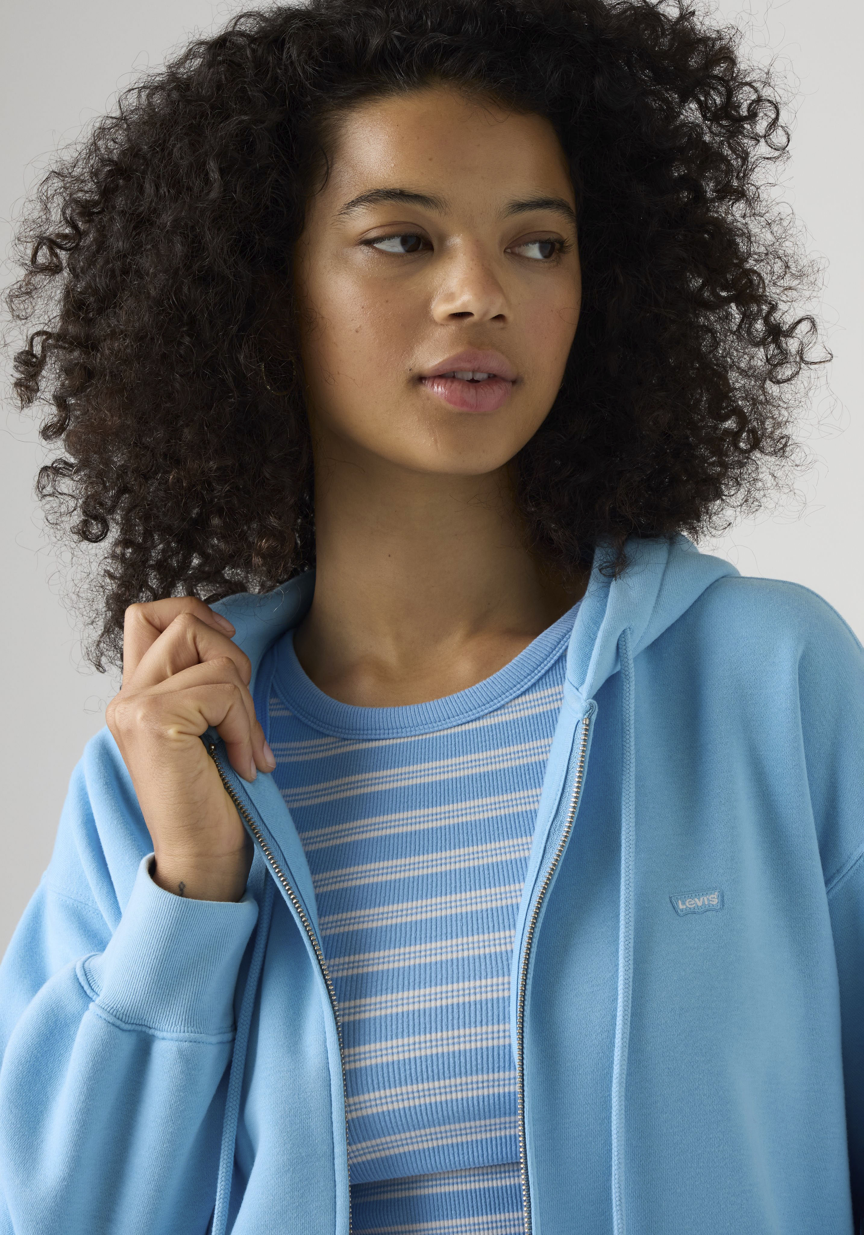Hoodie LEVI'S "EVERYDAY FULL ZIP HOODIE SWEATSHIRT", Damen, Gr. M (38), blau (alaskan blau brushed fleece), Sweatware, Obermaterial: 58% Baumwolle, 42% Polyester, unifarben, regular fit normal, ohne Ausschnitt, Rippbündchen, Sweatshirts Hoodie, mit Logo S