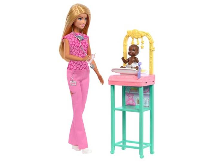 Barbie Babydokter Pop met Blonde Modepop met Roze dokterskleding, 1 Baby Pop met Baby Accessoires en Meubels, JCR72