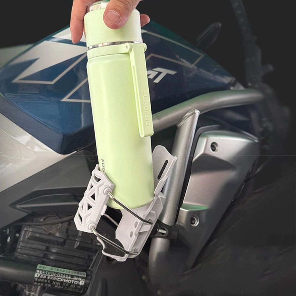 INF Selbstverstellender ABS-Becherhalter – Automatische Klemmung, 360° drehbare Halterung für Motorräder und E-Scooter Weiß