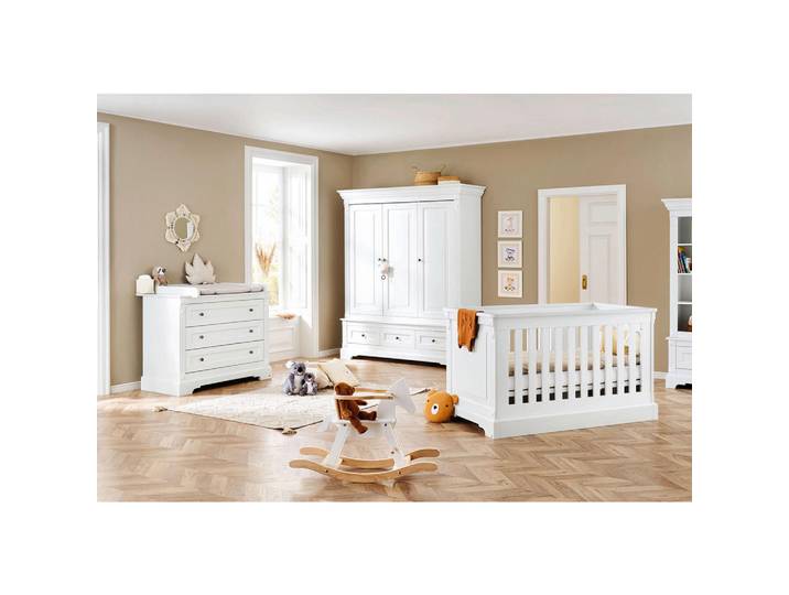 Pinolino Babyzimmer Emilia, Weiß, 3-teilig, 4 Fächer, 3 Schublade(n) Schubladen, zum Juniorbett umbaubar, höhenverstellbar, Sprossen mit Normabstand, Aufbauanleitung im Karton, Lattenrost inklusive, Schlupfsprossen, Babymöbel, Babyzimmer-Sets