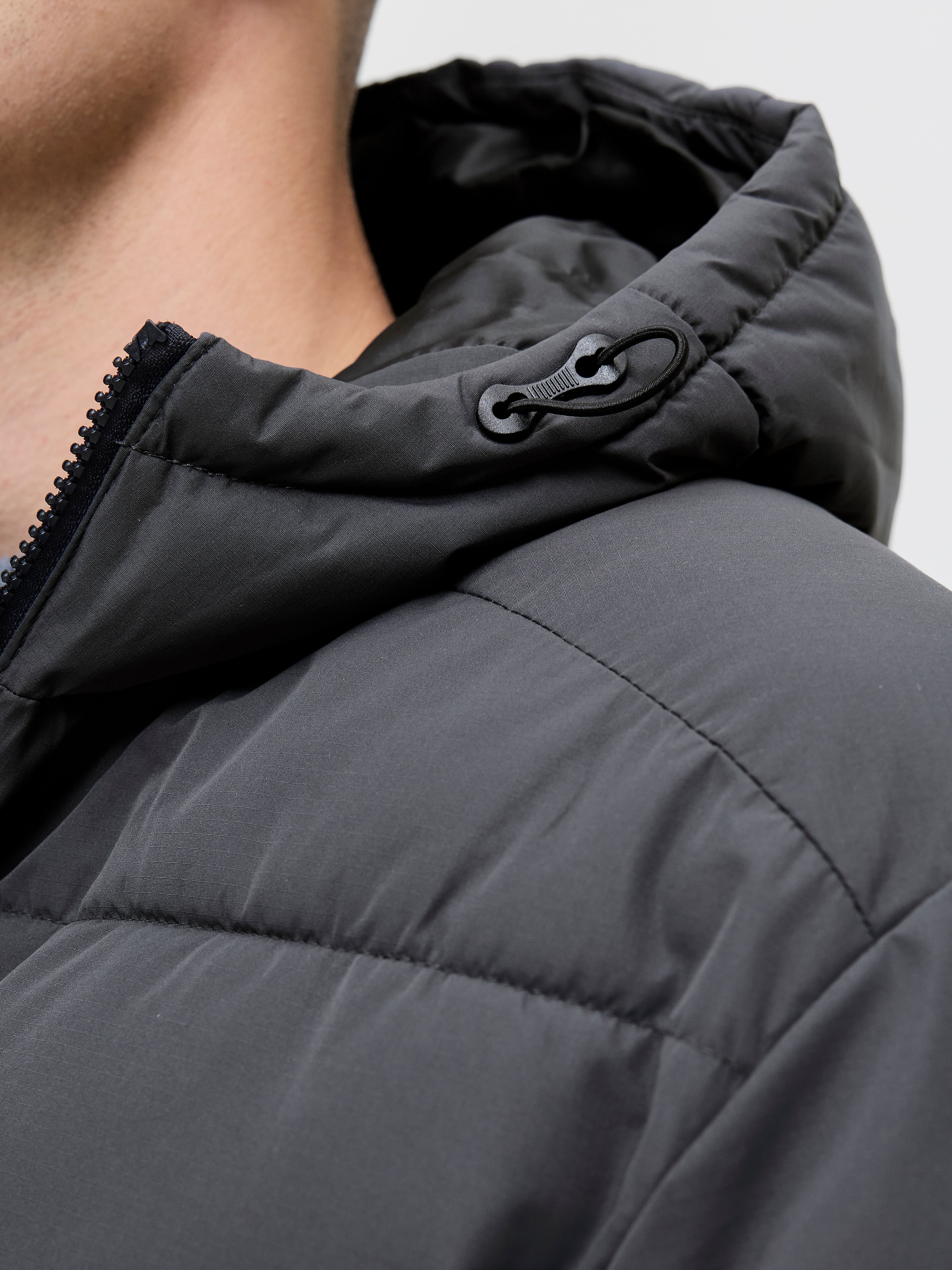 Steppjacke JACK & JONES "JJMAZE PUFFER HOOD", Herren, Gr. XXL, schwarz (castlerock detail:asphalt blocking), Web, Obermaterial: 100% Polyester, regular fit, Jacken Steppjacke castlerock detail:asphalt blocking XXL