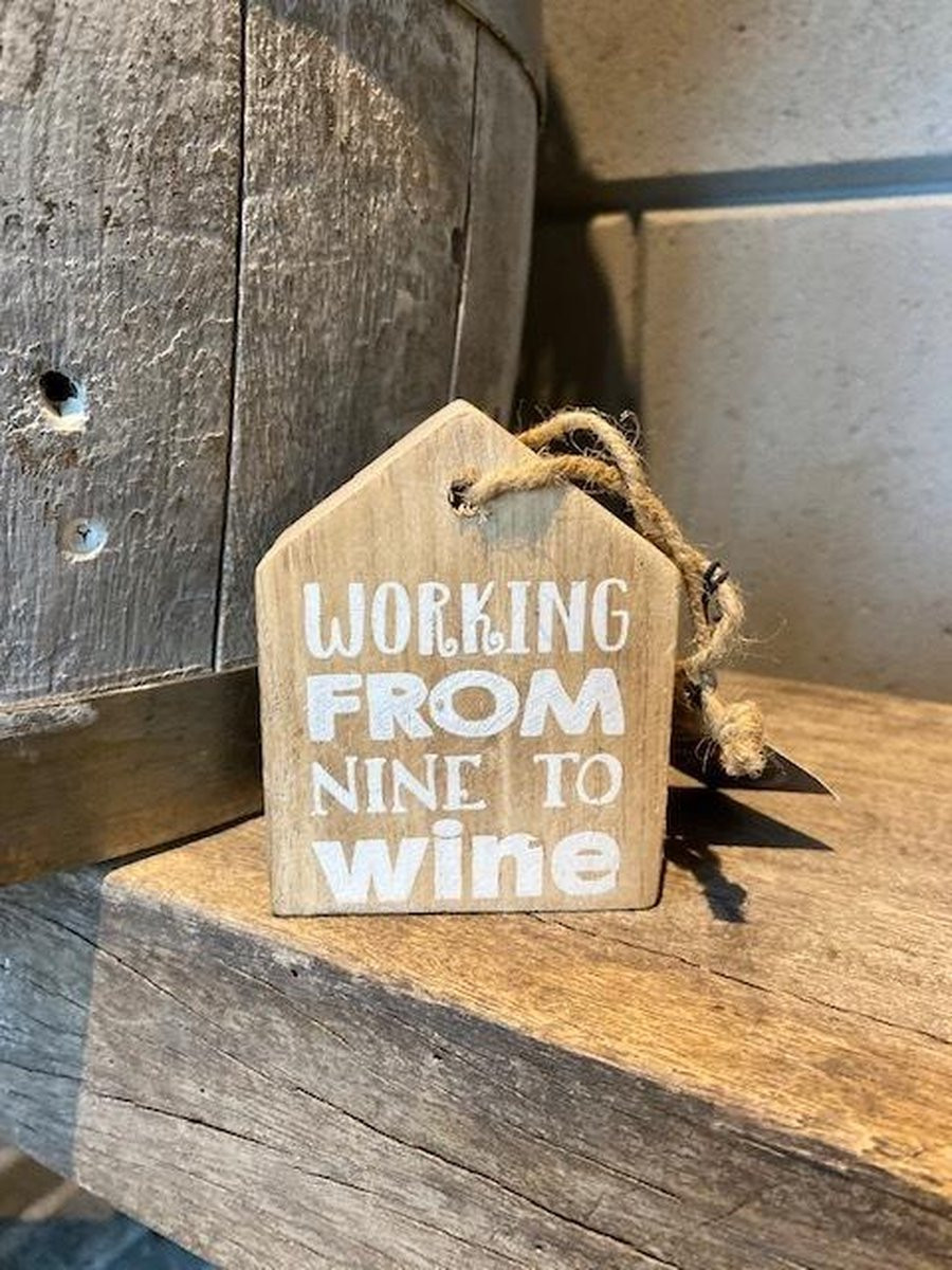 Huisje hanger met tekst Working from nine to wine als cadeau voor moederdag, verjaardag of vriendschap