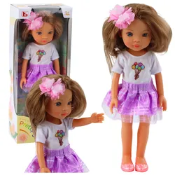 Puppe im lila Kleid mit langer brauner Haarspange