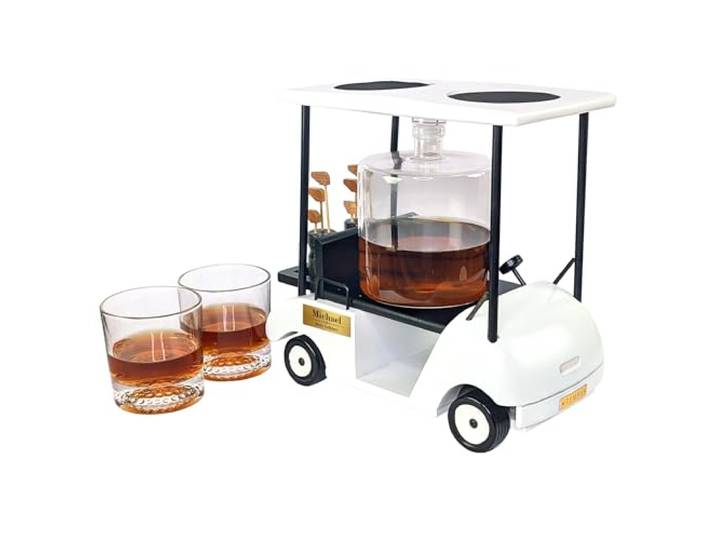 Herz & Heim® Luxus Whisky Dekanter Set im Golfcart-Design – personalisierbar mit gravierter Namensplakette – inklusive Karaffe & 2 Gläser – Geschenk für Golfer & Whiskey-Liebhaber