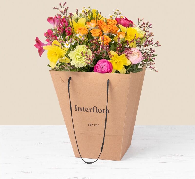 Câline et son sac cadeau offert - Livraison de fleurs - Interflora