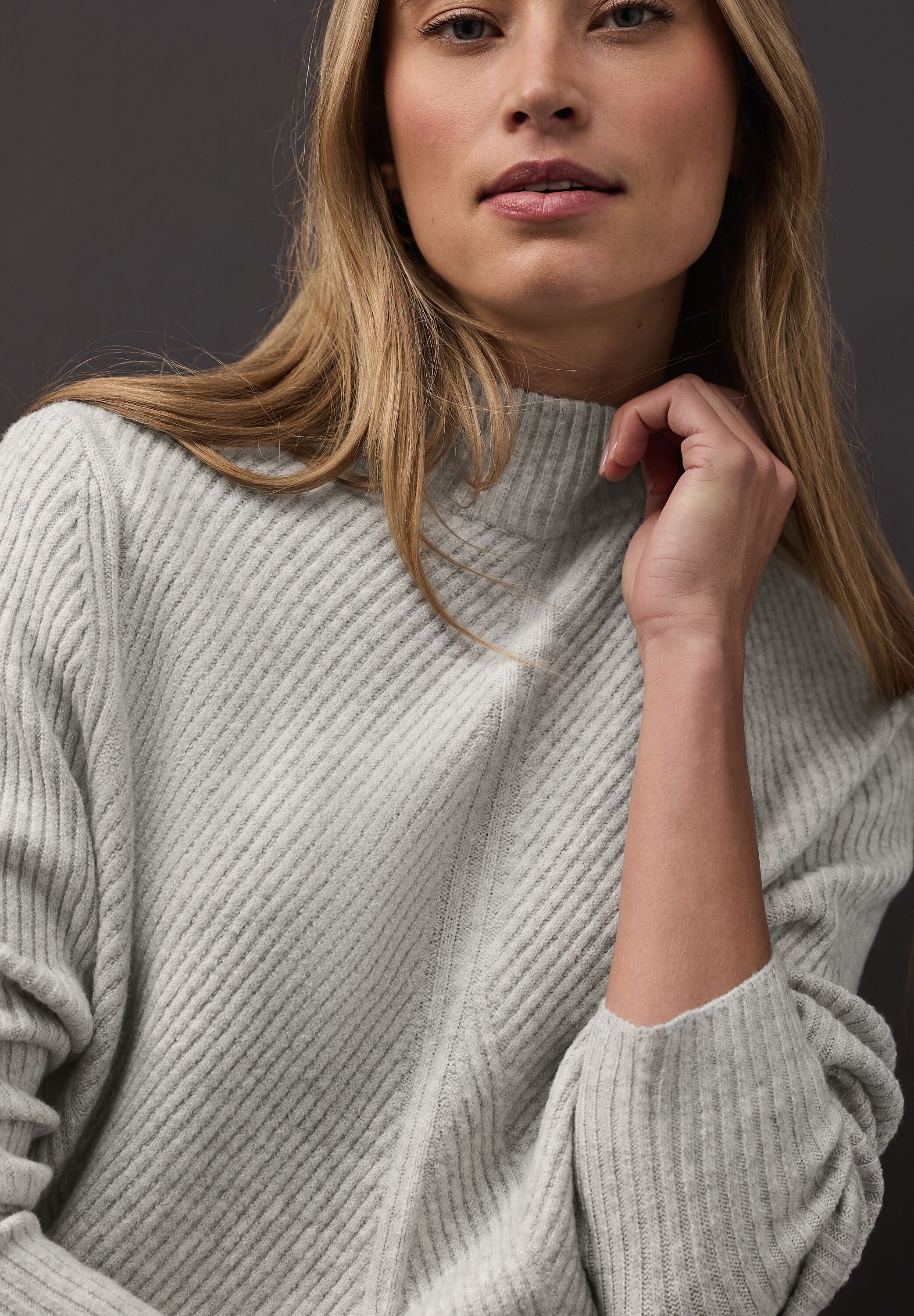 Stehkragenpullover STREET ONE, Damen, Gr. 44, pelican grau meliert, Strick, Obermaterial: 37% Baumwolle, 34% Polyacryl, 26% Polyester, 3% Elasthan, unifarben, bequem hüftbedeckend, Rundhals, Pullover Stehkragenpullover, mit dezentem Strukturmuster pelican