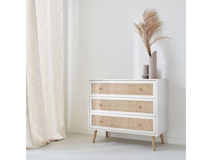Commode en décor bois blanc et cannage