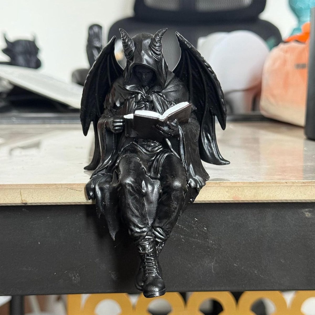 Donkere Fantasie Figuur Boekenwurm Decoratie Zwart Hoogte: 12 cm
