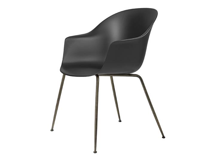 GUBI chaise avec accoudoirs BAT DINING CHAIR avec la base laiton antique (Black - polypropylène et acier)