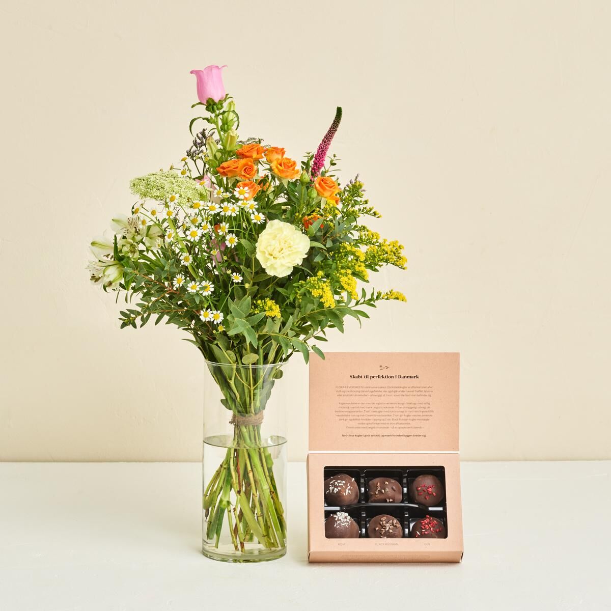 Floristens kreative buket med Flora og Evergreen Luksus chokoladekugler  Send Blomster  Interflora