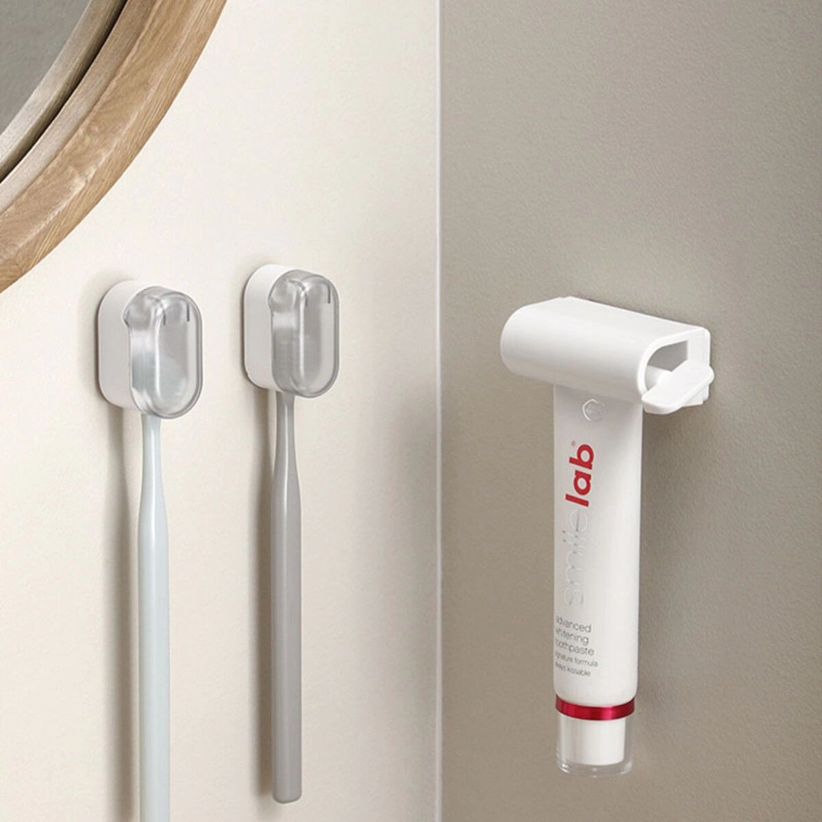 INF Wand-Zahnbürstenhalter 2er-Set – Bohrfreie Montage, staubdichte Klappe, ABS Weiß