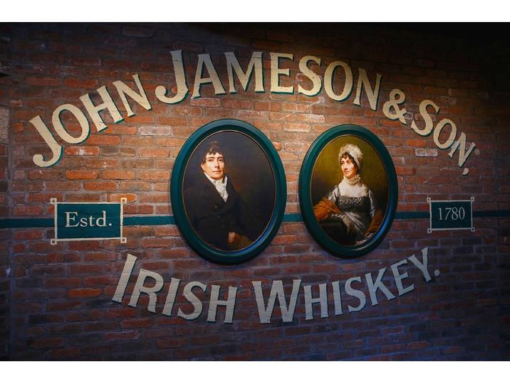 Fototapete PAPERMOON ZIEGEL-WAND-JAMESON IRISH WHISKEY DUBLIN MUSEUM IRLAND , bunt, B:3,5m L:2,6m, Vlies, Tapeten, Fototapete