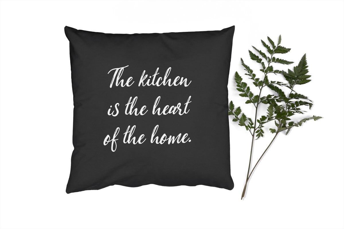 PillowMonkey Sierenkussen met Quotes - The kitchen is the heart of the home - 50 x 50 cm