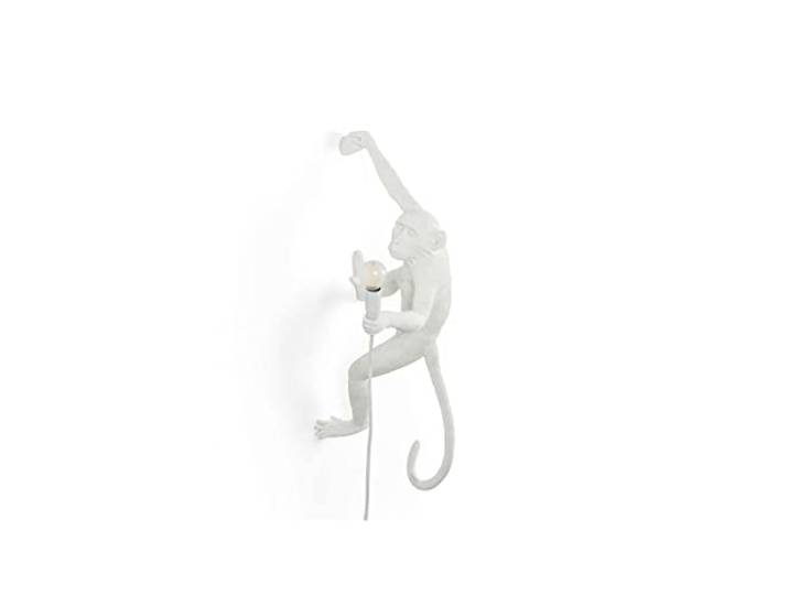 SELETTI Lampe « Monkey » en forme de singe\, applique fixée au niveau de la main droite du singe\, blanc