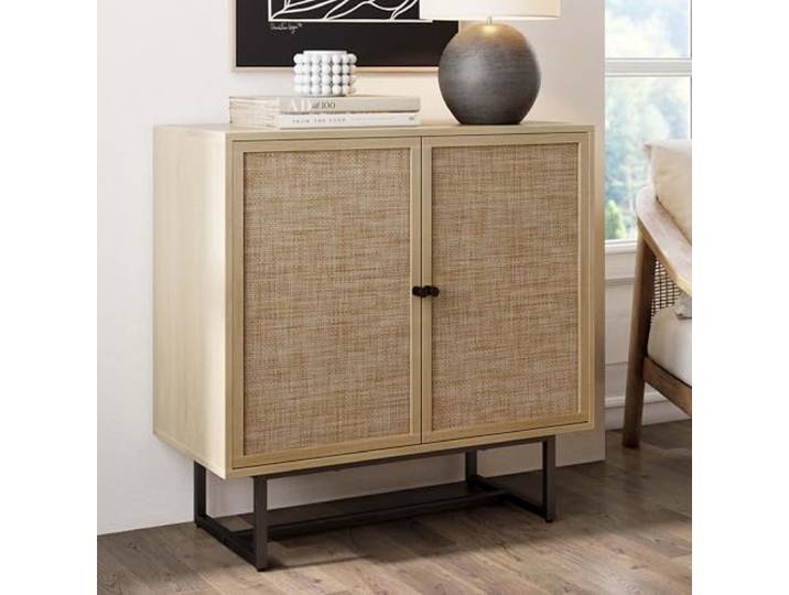 Nathan James Kova Accent Sideboard Aufbewahrungsschrank aus hellem Holz und Rattan mit Metallrahmen, verstellbaren Regalen und Stocktüren, für Flur oder Wohnzimmer, helle Eiche/Rohrstock/Schwarz