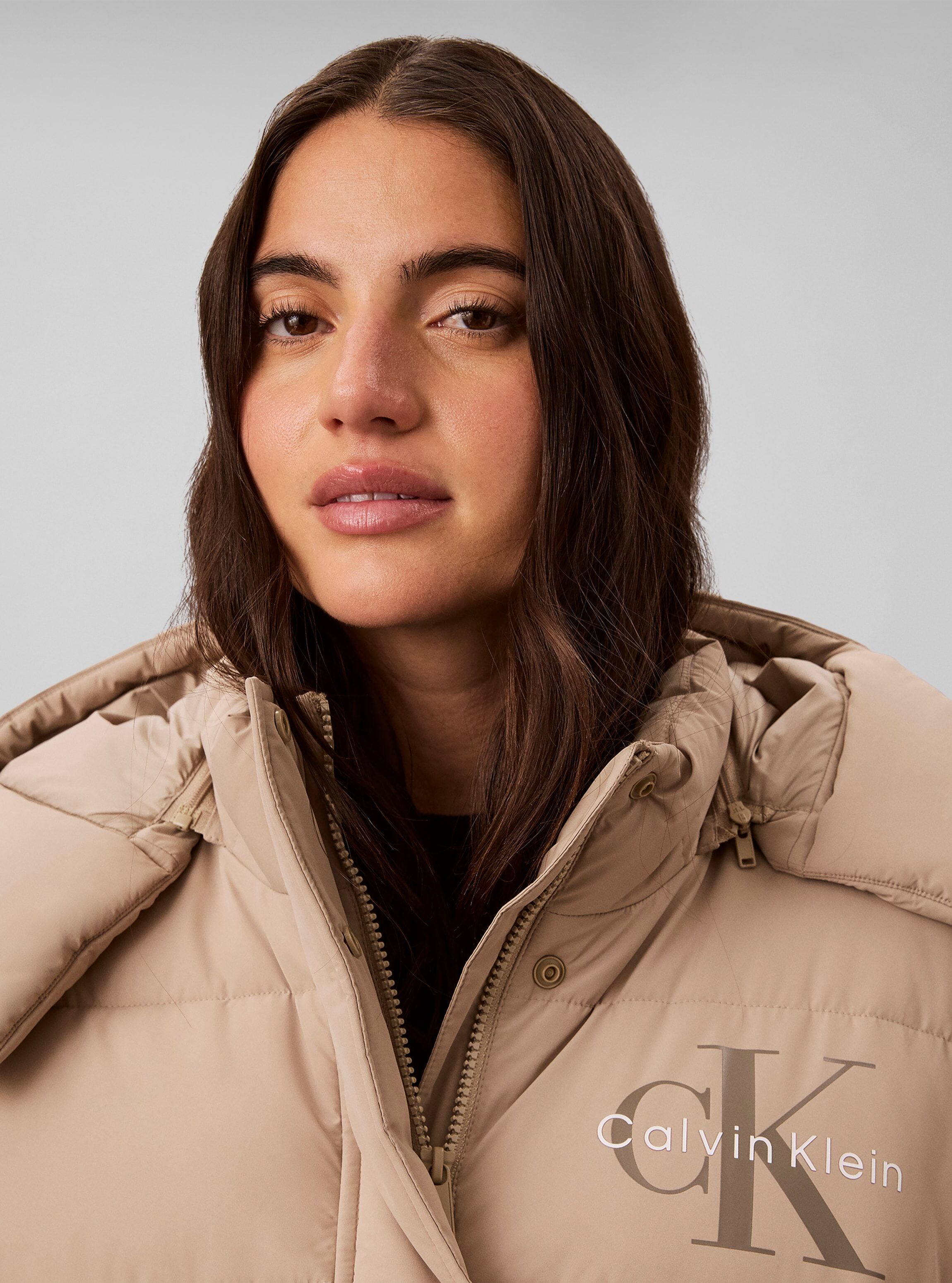 Steppjacke CALVIN KLEIN JEANS "MATTE MONOLOGO SHORT PUFFER", Damen, Gr. XXL, beige (crockery), Web, Obermaterial: 100% Polyester. Futter: 100% Polyester. Füllung: 100% Polyester, unifarben, regular fit taillenbedeckt, Rundhals, eingesetzt gerader Abschlus