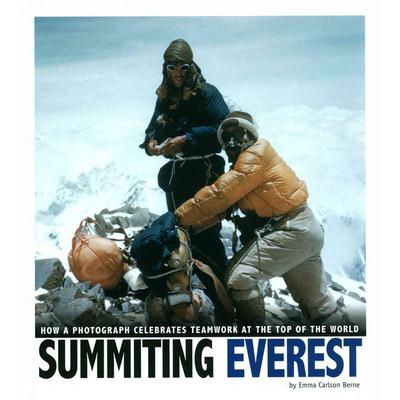 Summiting Everest, Gebundene Ausgabe von Emma Carlson-Berne, Capstone, 978-0-7565-4734-9