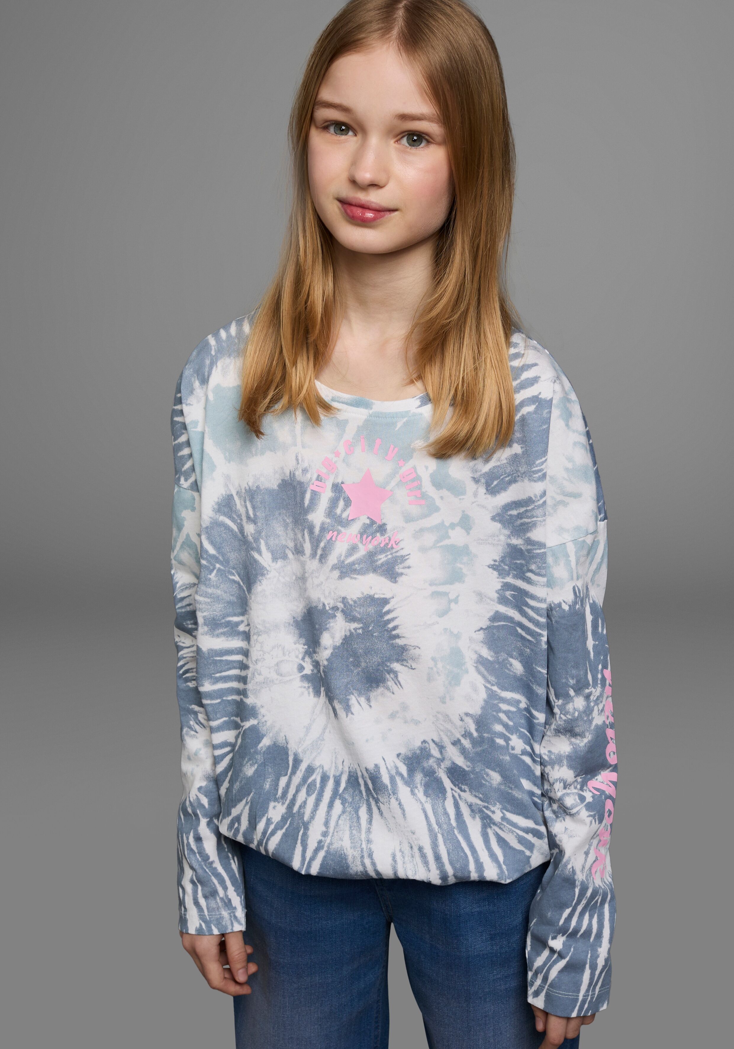Fledermausshirt KIDSWORLD "Batik-Optik Shirt", Mädchen, Gr. 128/134, blau (blau, batik), Single Jersey, Obermaterial: 100% Baumwolle, bedruckt, mehrfarbig, figurbetont hüftlang, Rundhals, Fledermausärmel abgesteppte Kante, Shirts Fledermausshirt, Langarm,