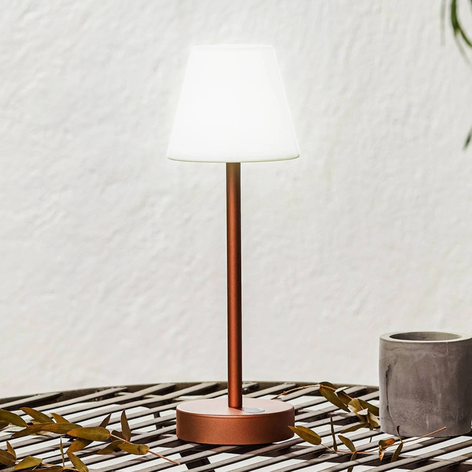 Newgarden Lola Slim LED tafellamp met accu, dimbaar, goud/messing en roze
