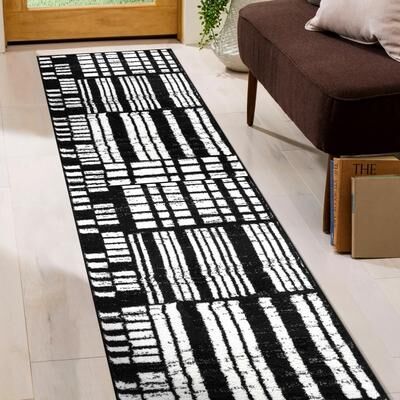 World Rug Gallery Black / Ivory Geometric Blocks Area Rug