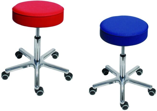 Set STIER Drehhocker mit Rollen Sitzhöhe 540-720mm Kunstleder gepolstert Rot + STIER Drehhocker mit Rollen Sitzhöhe 540-720mm Kunstleder gepolstert Dunkelblau