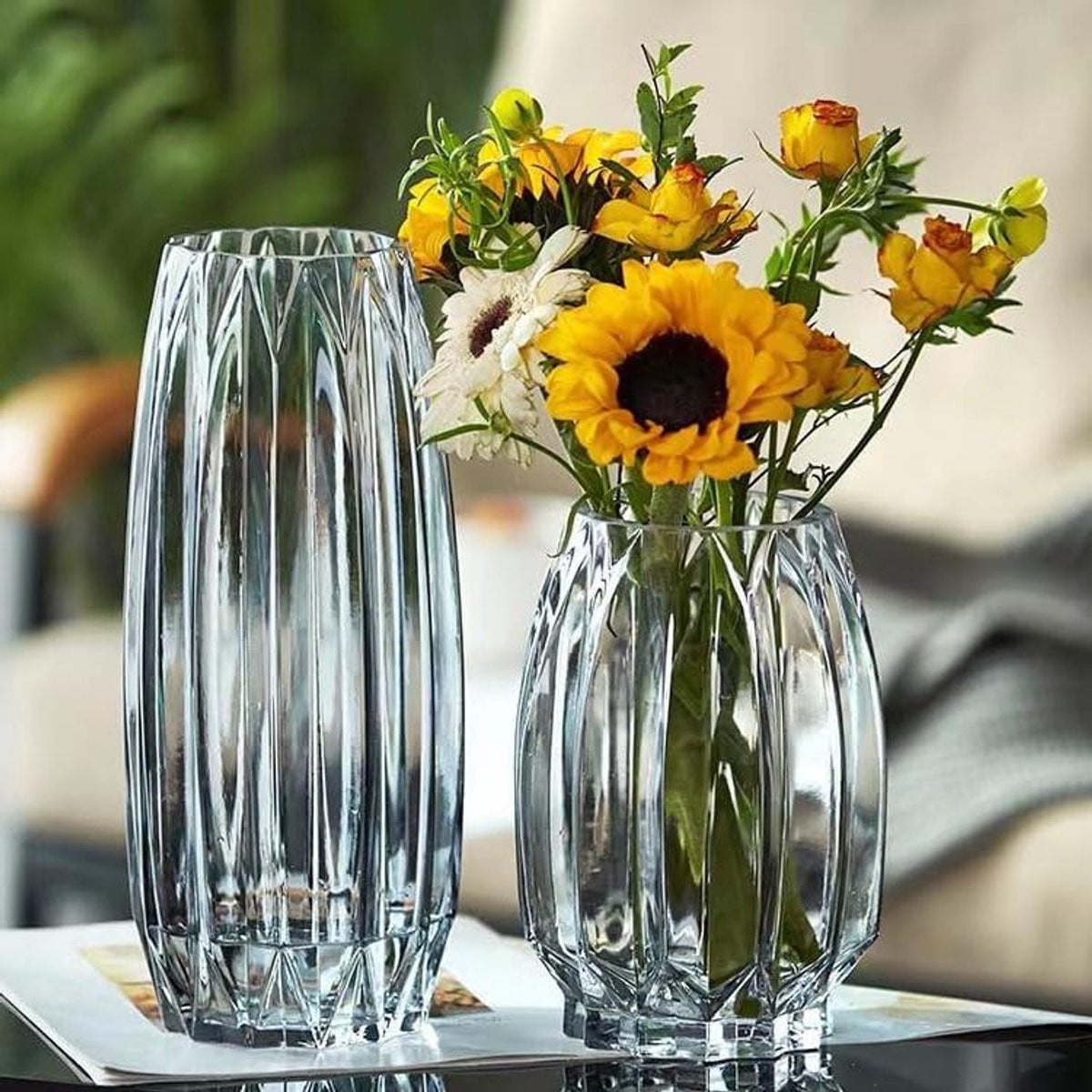 Groene decoratieve glazen vaas in Nordic stijl voor het schikken van bloemen