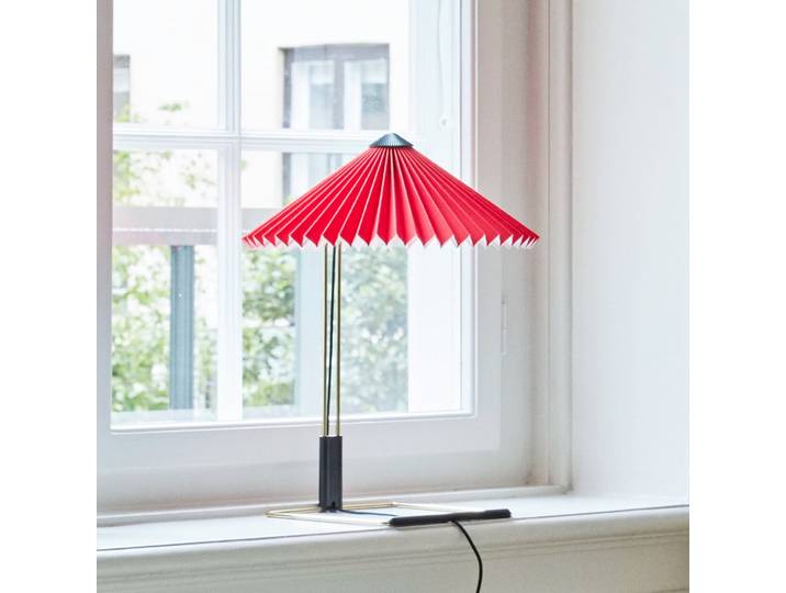 Matin LED-Tischlampe, hellrot/messing, Höhe 38 cm - Hay Matin 300 - Wohnzimmer - Design - Metall - Mit Schirm