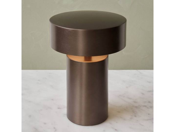 Audo Copenhagen Column Akku-Tischlampe, IP44, bronze Column, dimmbar, bronze / altmessing, für Wohn- / Esszimmer, Aluminium, Design