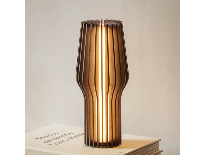Radiant Portable Tischlampe Smoked Oak - PLEASE WAIT to be SEATED - Wohnzimmer - Design - Holz
