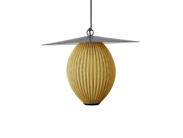 Gubi buiten hanglamp Satellite, 45x27 cm, zwart/mosterdgoud Satellite, messing / goud, Aluminium, Design