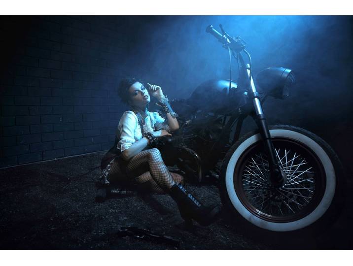 Fototapete PAPERMOON Frau mit Motorrad bei Nacht , bunt, B:4m L:2,6m, Vlies, Tapeten, Fototapete
