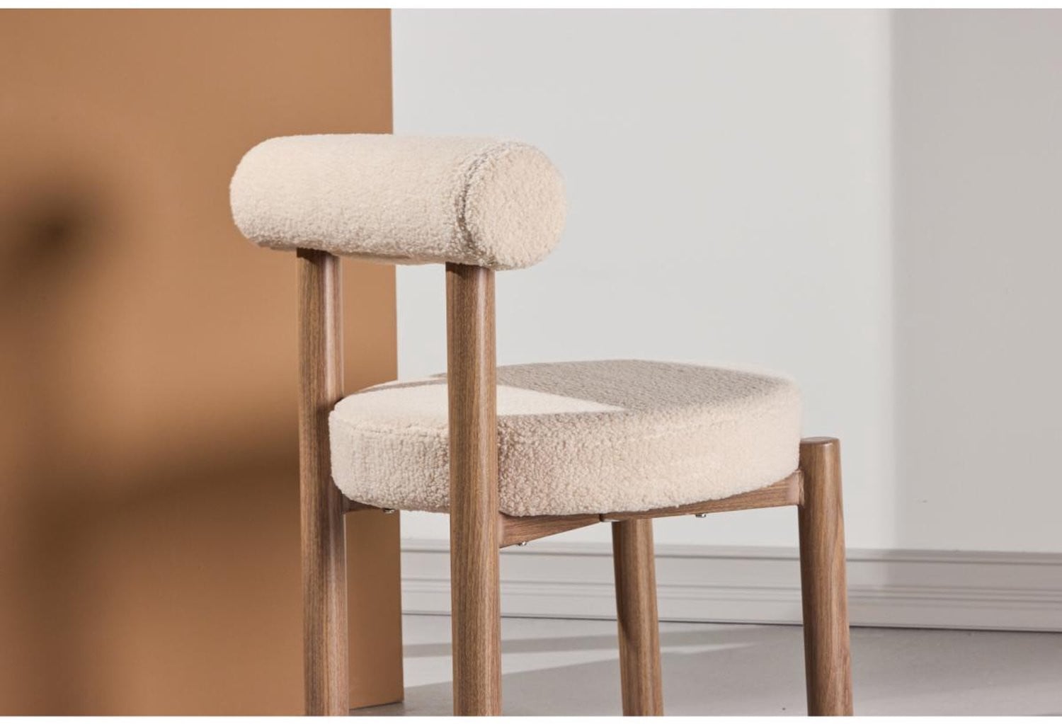 Svea Fontaine eetkamerstoel met boucle stof en houtlook
