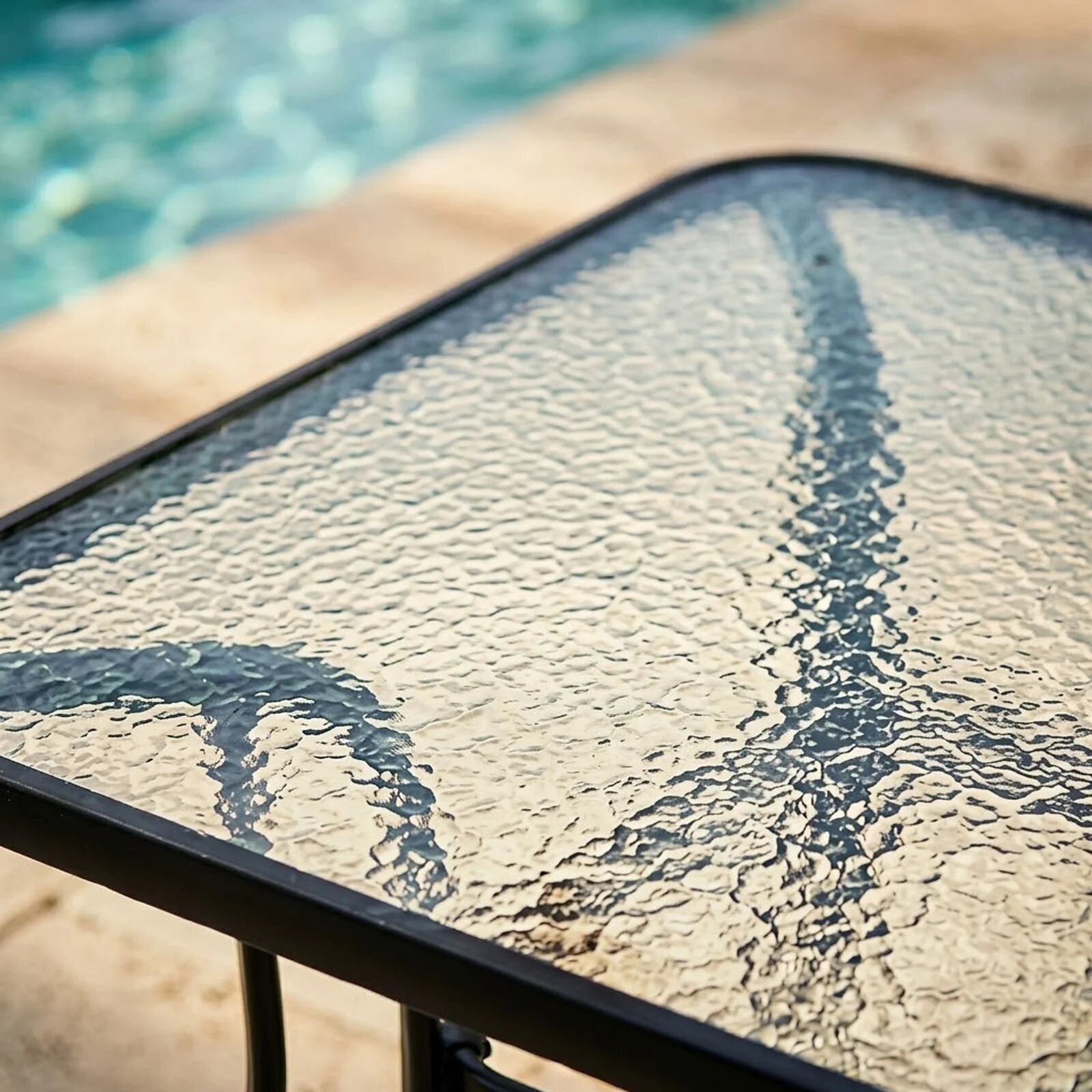 garneroarredamenti Set tavolo da giardino 150x90cm in vetro temperato + 4 sedie nero beige + ombrellone Lumox
