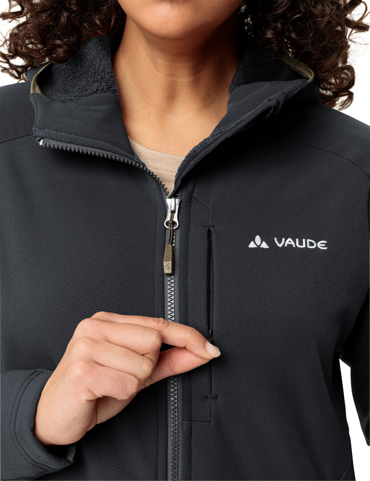 Kapuzenfleecejacke VAUDE "WOMEN'S ELOPE STORMFLEECE HOODY", Damen, Gr. 38, schwarz (phantom blac), Obermaterial: 94% Polyester, 6% Elasthan. Futter: 100% Polyester, Jacken Kapuzenfleecejacke, sportlicher Stil, kuschelig warme Innenseite, mit Kapuze phanto
