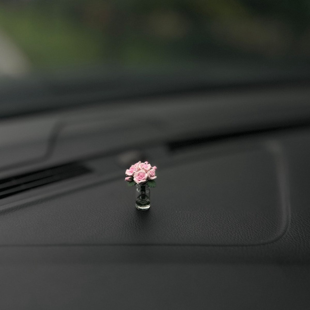 Mini roosje in glazen vaasje voor achteruitkijkspiegel en dashboard