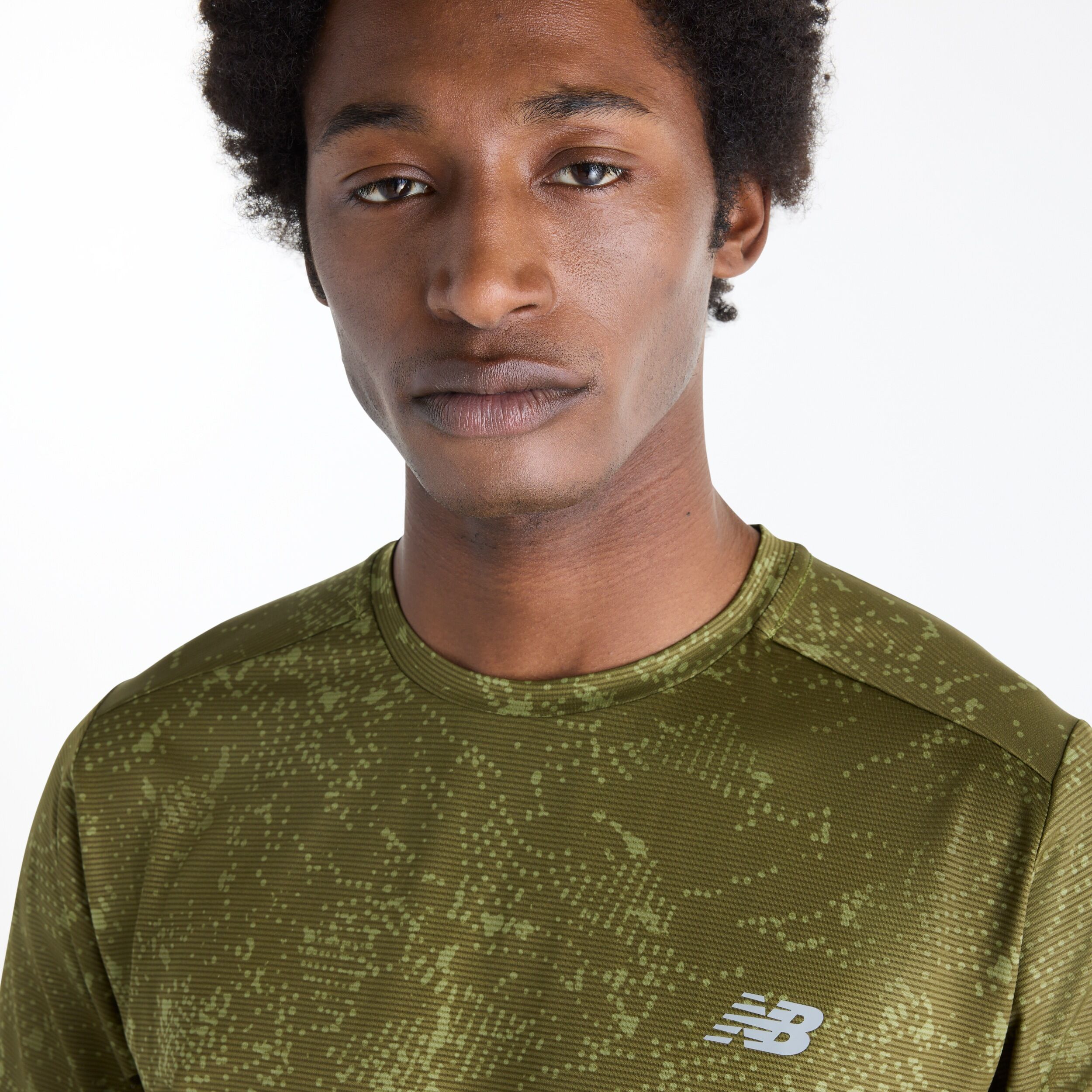Laufshirt NEW BALANCE "SPORT ESSENTIAL PRINTED T-SHIRT", Herren, Gr. L, grün (sport grün (gee)), Obermaterial: 100% Polyester, Shirts Laufshirt, für Lauftraining und vielseitige Aktivitäten, aus Polyester