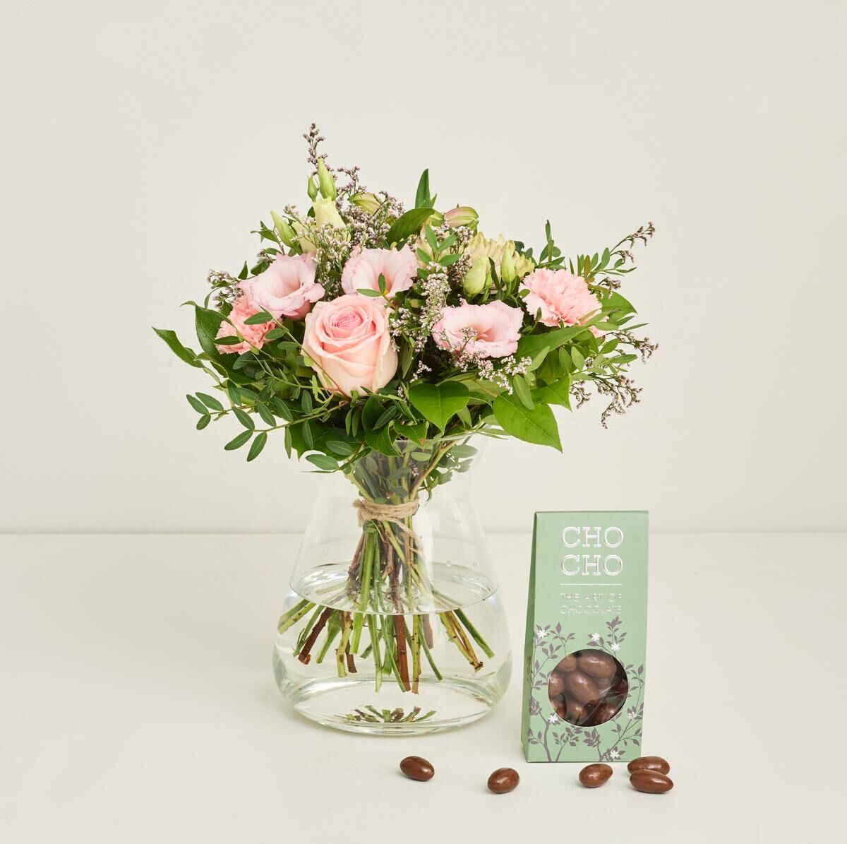 Den helt rigtige med flødechokolade mandler  Send Blomster  Interflora
