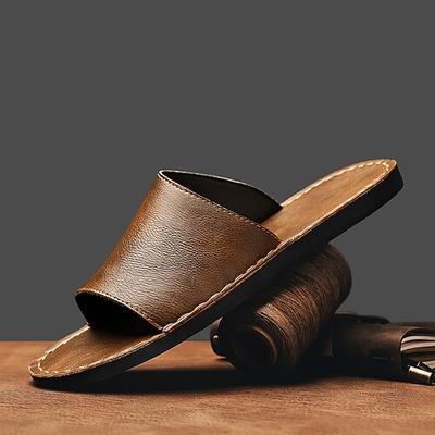 Braune Slide-Sandalen aus Kunstleder für Herren mit minimalistischem Design. Bequemes Hineinschlüpfen für Erwachsene, perfekt für die Entspannung im Innenbereich, lässige Alltagskleidung, Hotel-Spa-Nutzung