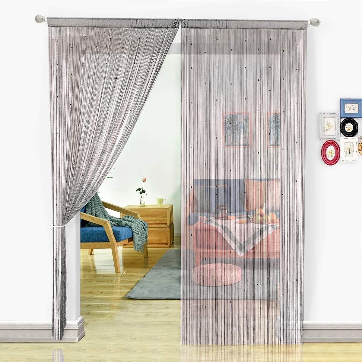 Semi-transparante kralengordijnen voor de deur in kleurrijk design