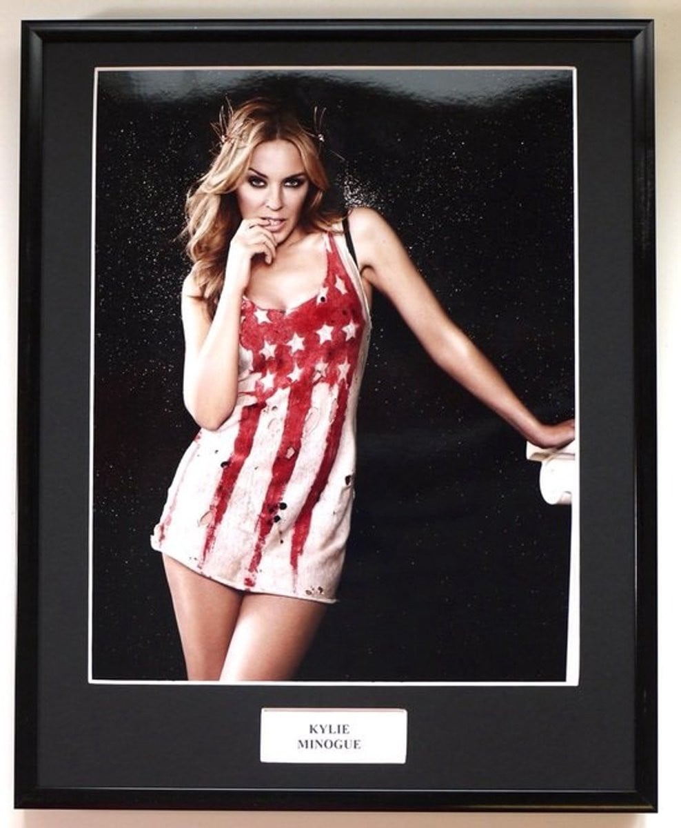 Ingelijste promotionele foto van popartiest met zwart frame