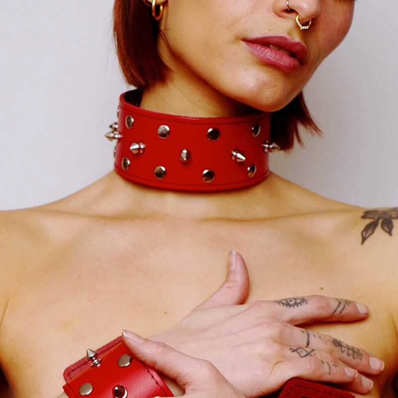 The Sinners Collier en cuir avec pics Rouge