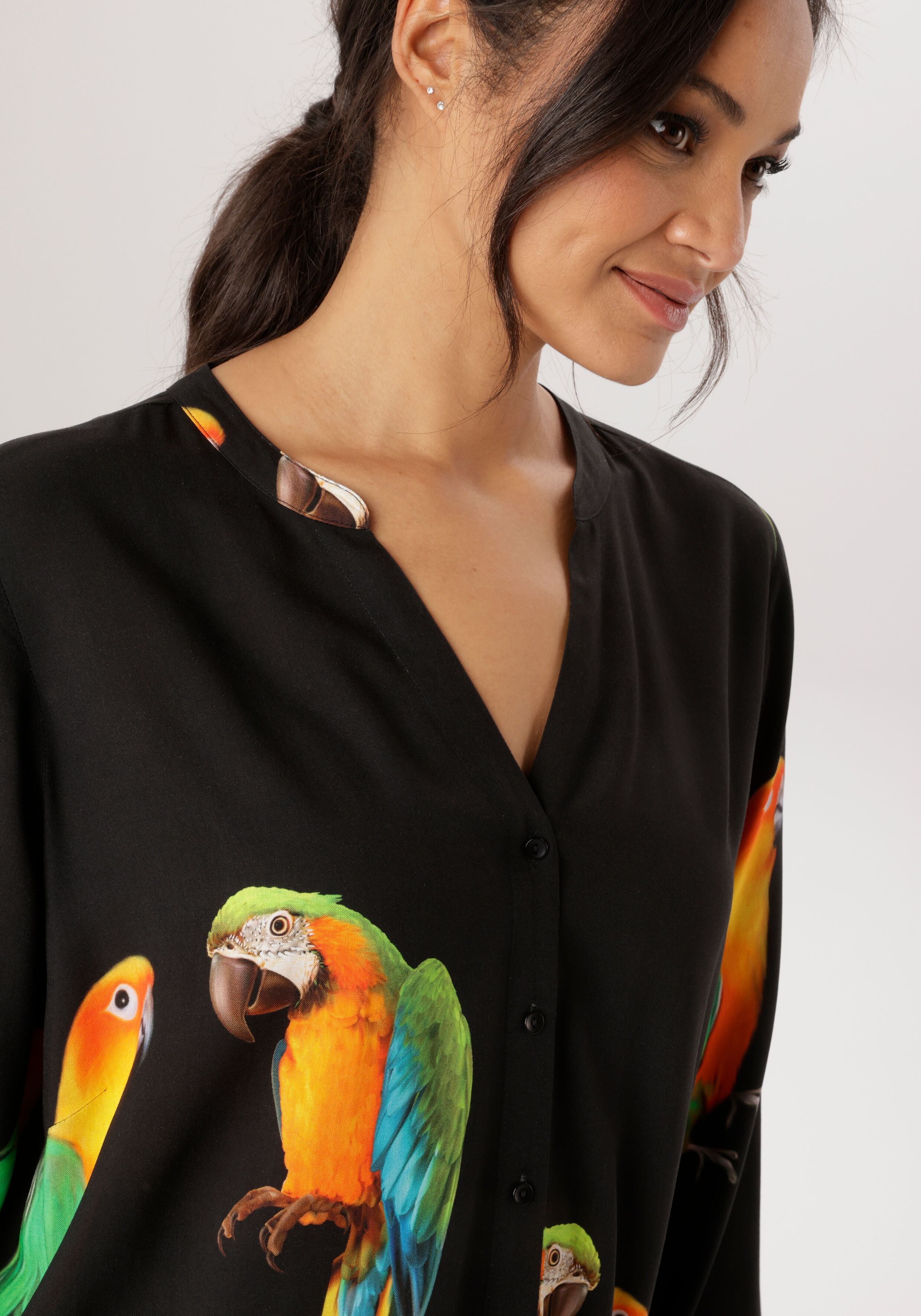 Longbluse ANISTON PLUS, Damen, Gr. 52, bunt (schwarz, bunt), Web, Obermaterial: 100% Viskose, bedruckt, figurumspielend Po-bedeckend, V-Ausschnitt, Blusen Longbluse, Mit ausgefallenen Papgeien Druck