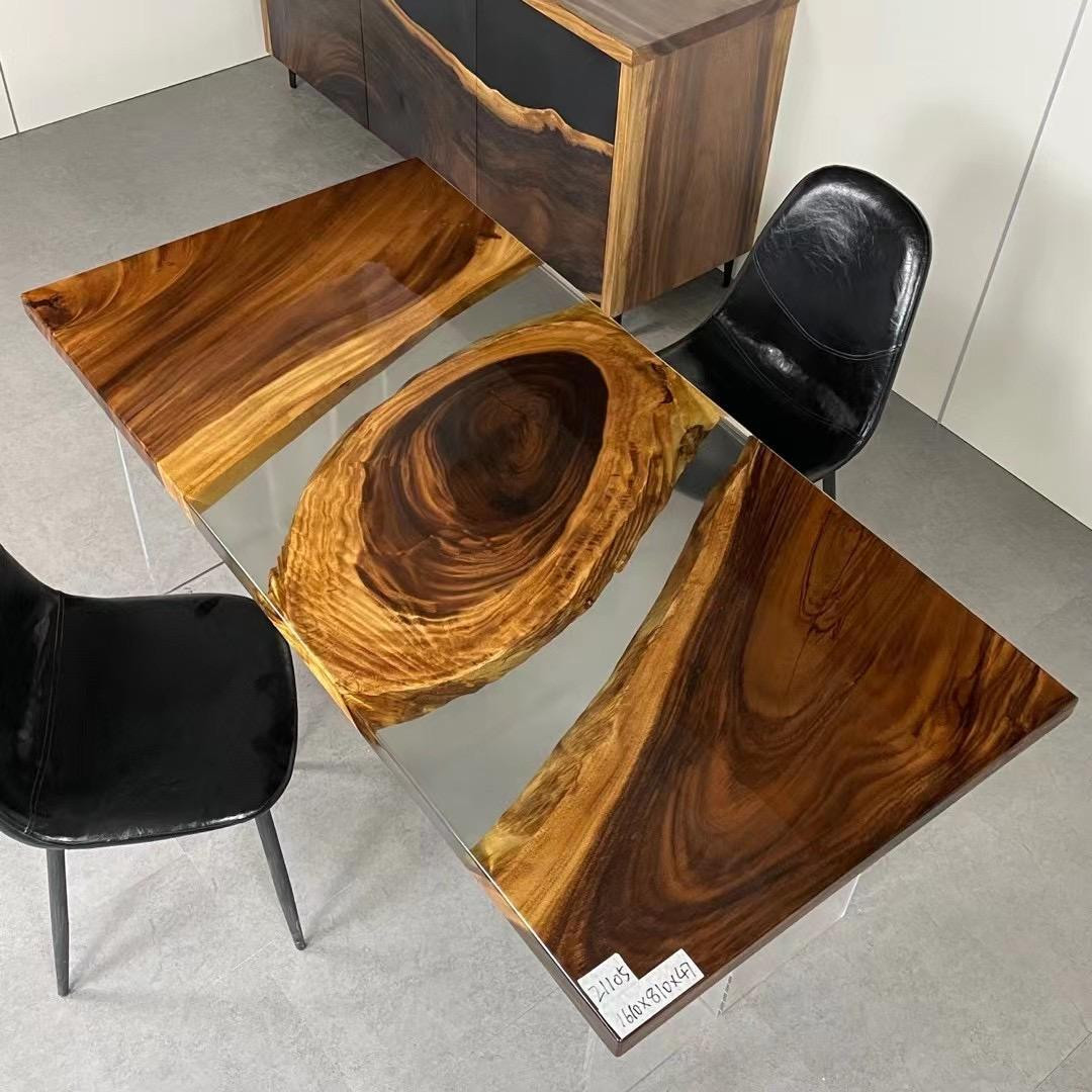 Massieve houten eettafel met epoxyhars waterval design