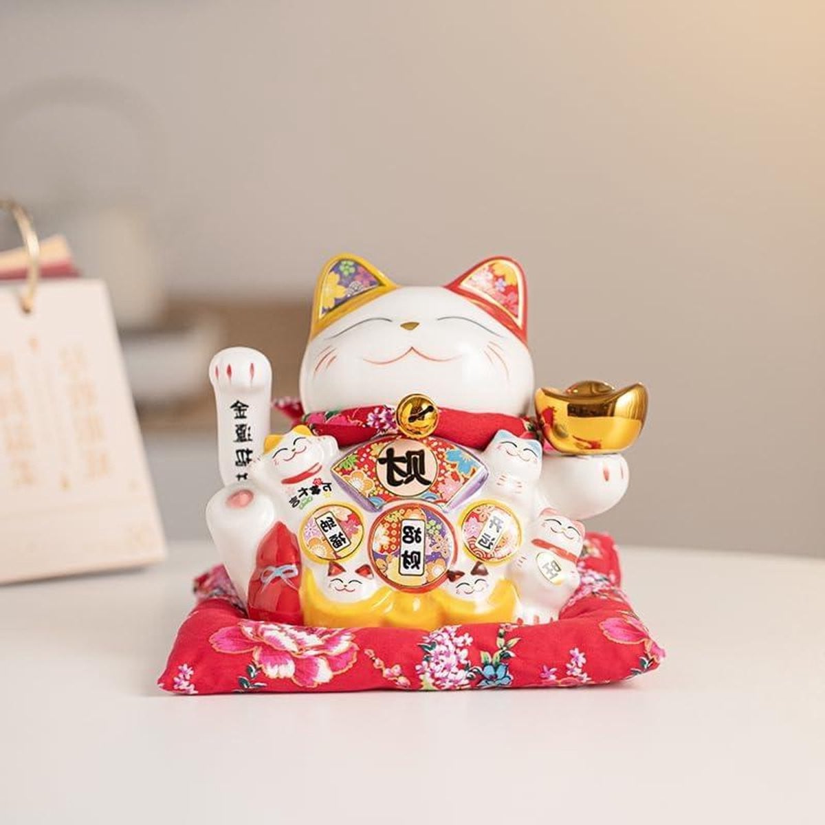 Wit Keramisch Kat Beeldje - Gelukskat Feng Shui met Zwaaiende Arm - Hoogte: 18,8 cm