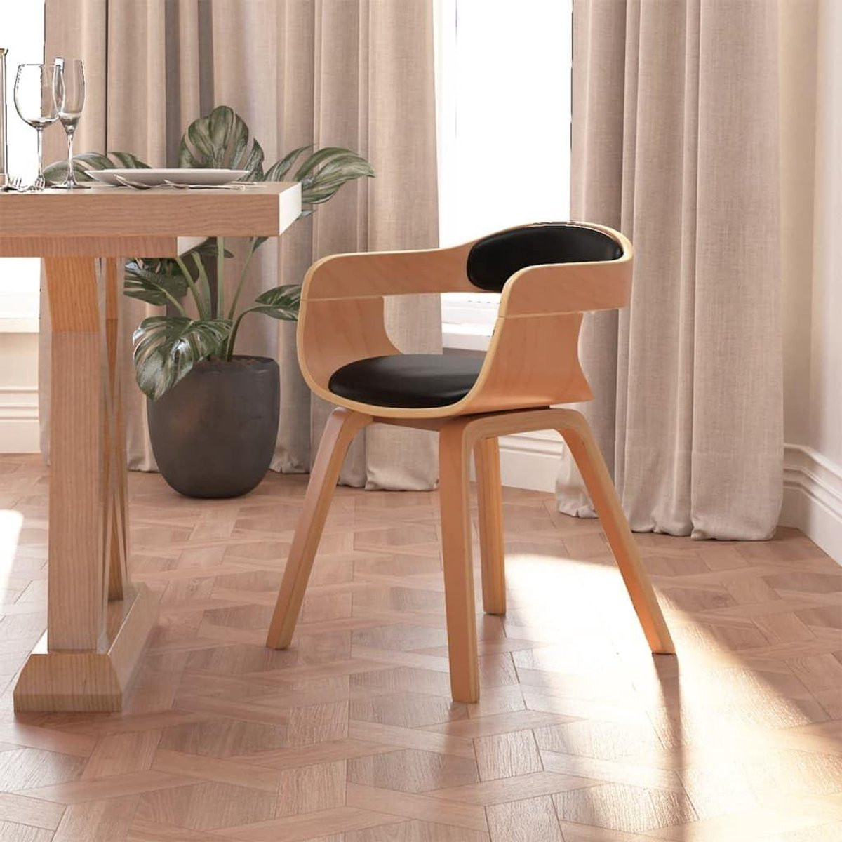 Zwarte ergonomische eetkamerstoel van gebogen hout voor comfortabel zitten