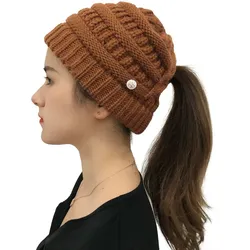 Wintermütze mit Pferdeschwanzöffnung