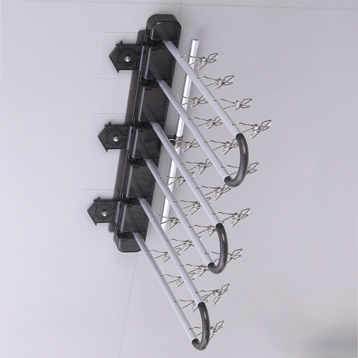 INF Faltbare wandmontierte Hakenleiste mit 24 Clips – platzsparender, rotierbarer Socken-Trockner, bohrfreie, wasserdichte