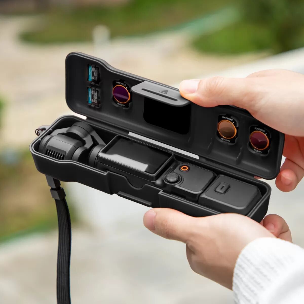 INF Tragbares Silikon-Schutzetui kompatibel mit Osmo Pocket 3 mit Handgurt — Magnetische Schnellmontage Klappabdeckung, Schwarz