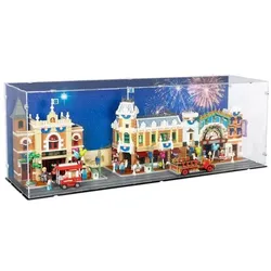 iDisplayit Acryl-Display für LEGO 43302 Disney - Main Street U.S.A. (Mit Hintergrundbild & schwarzem Boden)